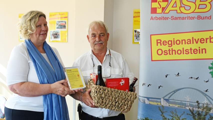 Die Bundesgeschäftsführerin des Arbeiter-Samariter-Bundes Edith Wallmeier überreichte Udo Glauflügel die Ehrenurkunde zum „Freiwilligen des Monats August 2023“ sowie einen Präsentkorb.