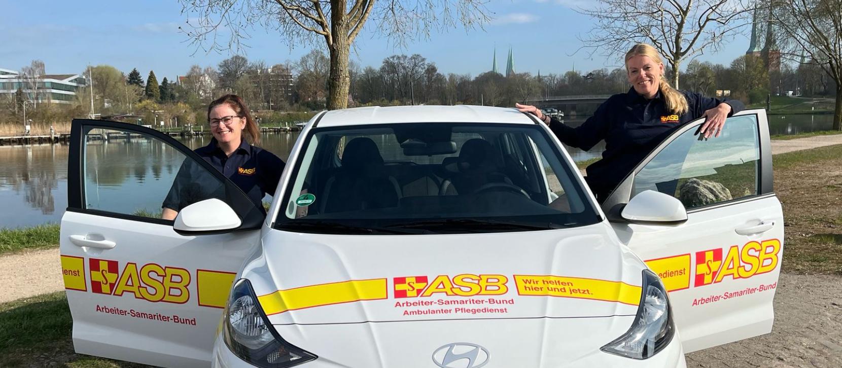 Ambulante Pflege, Auto, zwei Mitarbeiterinnen